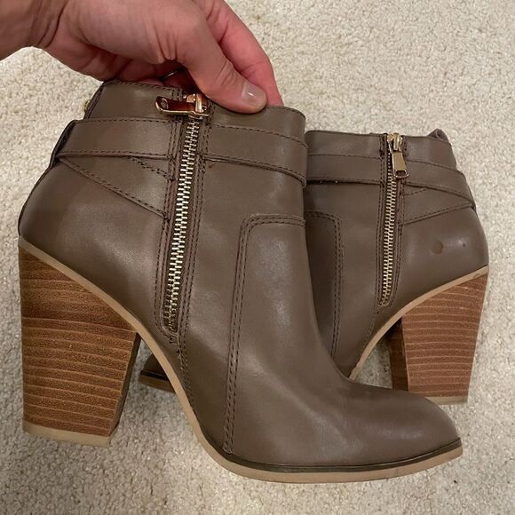 EUC Report Signature Taupe Osprey Booties Sz 8.5 - Picture 6 of 8